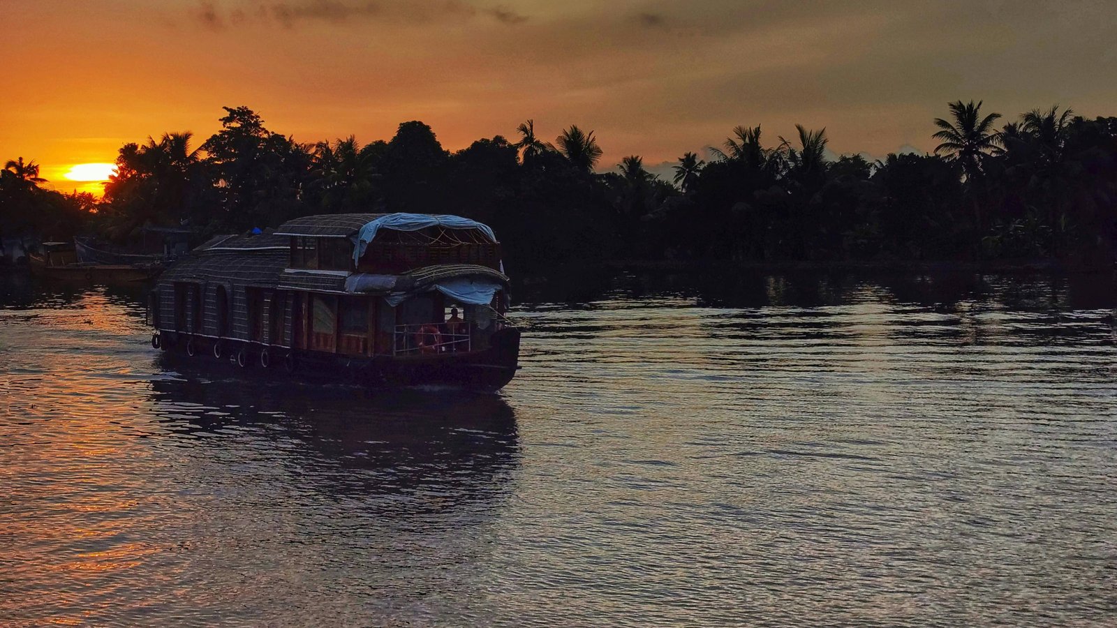 best houseboat tours in Alappuzha Alleppey explore Kerala's backwaters